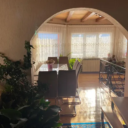 Domashnya Oselya Rum i privatbostad